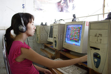 Vietnam  Jugendliche surft und spielt in einem Internetcafe
