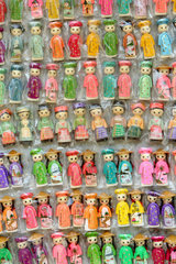 Vietnam  farbige Holzfiguren werden fuer Touristen in Hoi An zum Verkauf angeboten