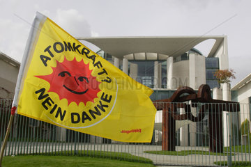 Berlin  Deutschland  Anti-Atomkraft-Flagge vor dem Kanzleramt