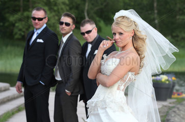 Berlin  Deutschland  eine Braut posiert mit Zigarre als Mafiabraut