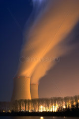 Philippsburg  Deutschland  dampfende Kuehltuerme des Atomkraftwerks der ENBW AG