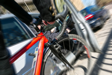 Berlin  Deutschland  Radfahrer kollidiert mit einer oeffnenden Autotuer
