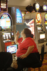 Las Vegas  USA  Spielerin sitzt an einem Spielautomaten