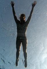 Alicudi  Italien  Silhouette  Frau schwimmt im Meer