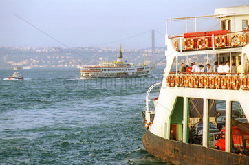 Faehren am Bosporus  Istanbul