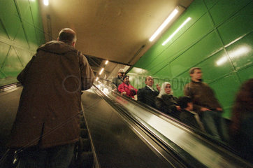 Menschen auf der Rolltreppe einer U-Bahn-Station (Berlin)