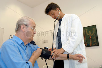 Ein Arzt untersucht einen Patienten