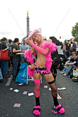 Berlin  Deutschland  ein Mann in Pink auf dem Christopher Street Day