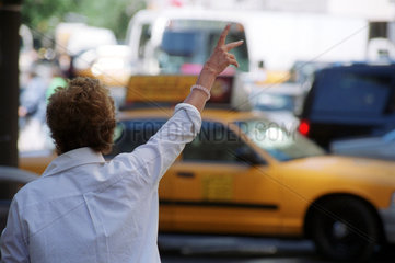 New York  USA  Frau ruft ein yellow cab