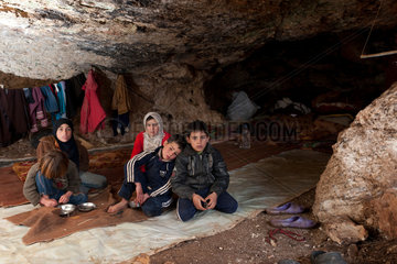 Assaharia  Syrien  Fluechtlinge muessen in Hoehlen zuflucht suchen vor Syriens Assad-Regime