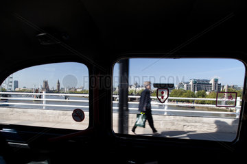 London  Grossbritannien  Ausblick aus einem fahrendem Taxi
