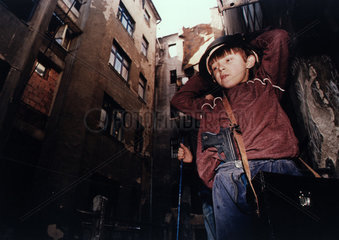 Sarajevo  Bosnien und Herzegowina  Junge mit Helm und Waffe in einem Innenhof