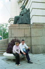 Studenten an der Statue von Hristo Georgiev  Sofia