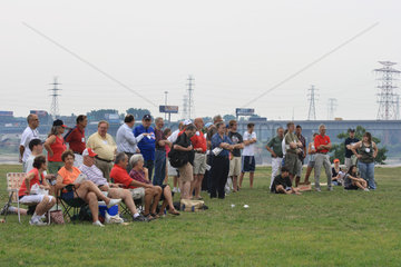 St. Louis  USA  Zuschauer auf einer Wiese schauen einem Baseballspiel zu