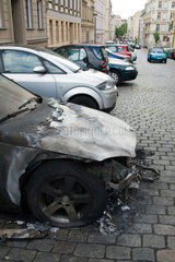 Berlin  Deutschland  ausgebranntes Auto in Berlin-Mitte
