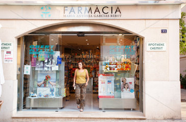 Alcudia  Mallorca  Spanien  eine Frau verlaesst eine Apotheke