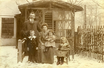 Familienportrait im Winter  1910
