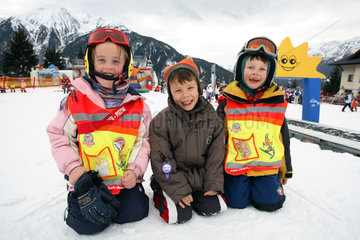 Tirol  froehliche Kinder im Winterurlaub