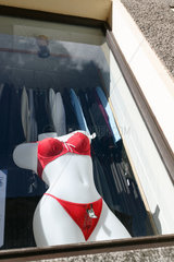 Malchow  Deutschland  Schaufensterpuppe mit Bikini bekleidet