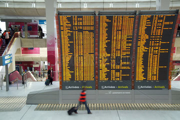 Paris  Frankreich  Anzeigetafeln mit den Ankunftszeiten auf dem Flughafen Charles de Gaulle