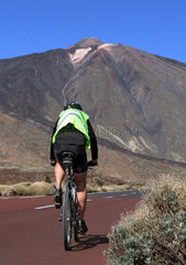 Santiago del Teide  Spanien  Fahrradfahrer vor dem Vulkan Pico del Teide