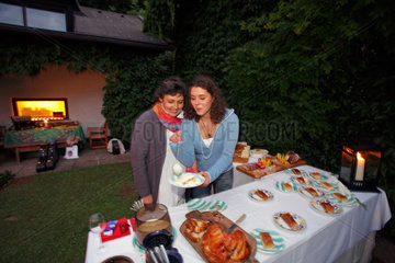 Treffen am Ossiacher See  Oesterreich  Mutter und Tochter am Dessertbuefett