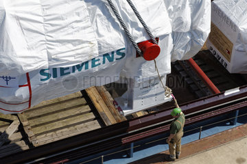 Verladen einer Siemens Gasturbine
