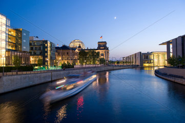 Berlin  Deutschland  der Spreebogen mit Blick auf den Reichstag bei Nacht