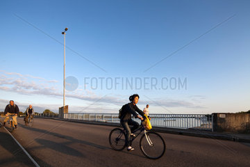 Vannes  Frankreich  Radfahrer auf der Pont de Kerino