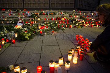 Deutschland  Berlin - Gedenken an die Opfer des Terroranschlags am Weihnachtsmarkt Breitscheidplatz (Gedaechtniskirche) 2016