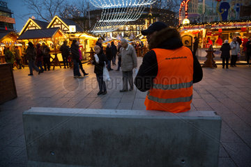 Deutschland  Berlin - Betonbarrieren am Weihnachtsmarkt (Gedaechtniskirche) zur Terrorabwehr
