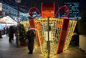 Deutschland  Berlin - Weihnachtsmarkt an der Gedaechtniskirche mit riesigem  begehbaren Geschenk
