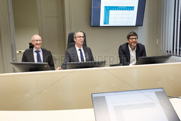 Berlin  Deutschland - Hans-Christian Helbig  Dirk Behrendt und Michael Gaedeke. Am Richtertisch im digitalisierten Verhandlungssaal.