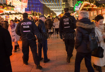 Deutschland  Berlin - Polizisten auf Streifgang auf dem dem Weihnachtsmarkt (Gedaechtniskirche)