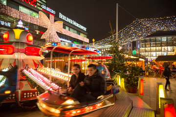 Deutschland  Berlin - Weihnachtsmarkt an der Gedaechtniskirche