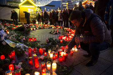 Deutschland  Berlin - Gedenken an die Opfer des Terroranschlags am Weihnachtsmarkt Breitscheidplatz (Gedaechtniskirche) 2016