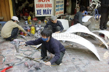 Lackierer arbeiten auf einer Gehweg in Hanoi