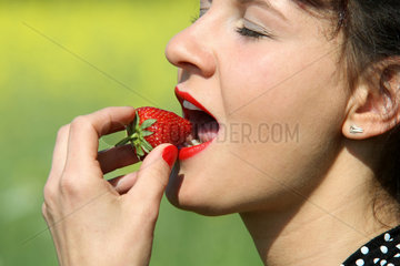 Leipzig  Deutschland  eine Frau verzehrt eine Erdbeere