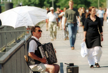 Strassenmusikant auf den St.-Pauli- Landungsbruecken  Hamburg