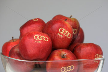 Hamburg  Deutschland  Logo des Automobilherstellers Audi auf roten Aepfeln