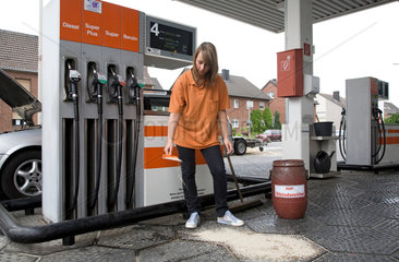 Euskirchen  Deutschland  eine Auszubildende zur Tankwartin streut Oelbindemittel aus