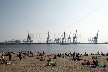 Hamburg  Deutschland  Menschen sitzen im Fruehling am Elbstrand in Oevelgoenne