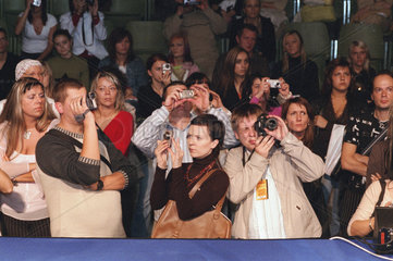 Fotografierendes Publikum bei Kosmetika- und Frisurenmesse in Poznan  Polen