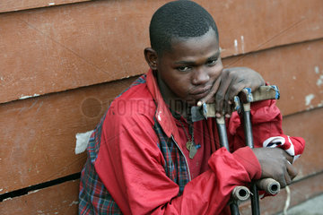 Goma  Demokratische Republik Kongo  Junge im Heim des Orthopaedie-Projektes