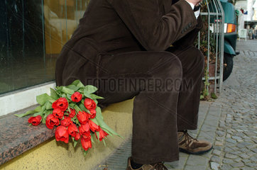 Berlin  wartender Mann mit Tulpenstrauss