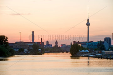 Berlin  Deutschland  die Spree mit Berlin Panorama