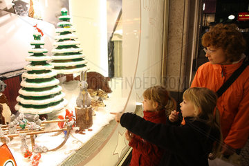 Berlin  Deutschland  Kinder vor einem weihnachtlich dekoriertem Schaufenster