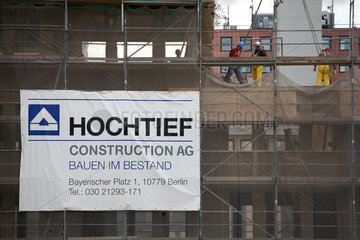 Berlin  Deutschland  Logo der Firma Hochtief auf der Baustelle am Tempelhofer Hafen