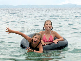 Hvar  Kroatien  Kinder mit einem Schwimmreifen in der Adria
