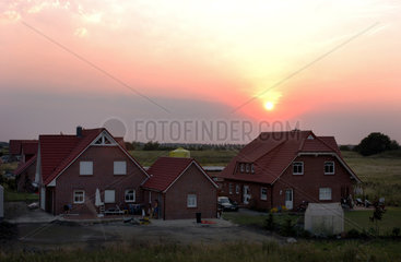 Emden: Wohnhaeuser im Sonnenuntergang